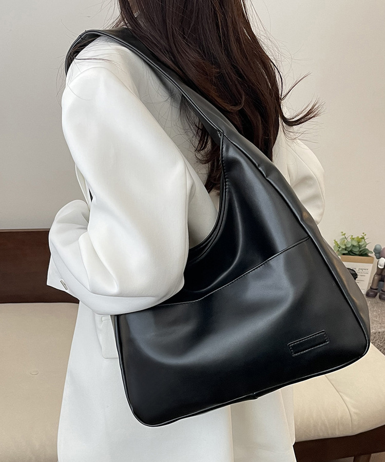 Retro Textured Shoulder Bag (Black)
