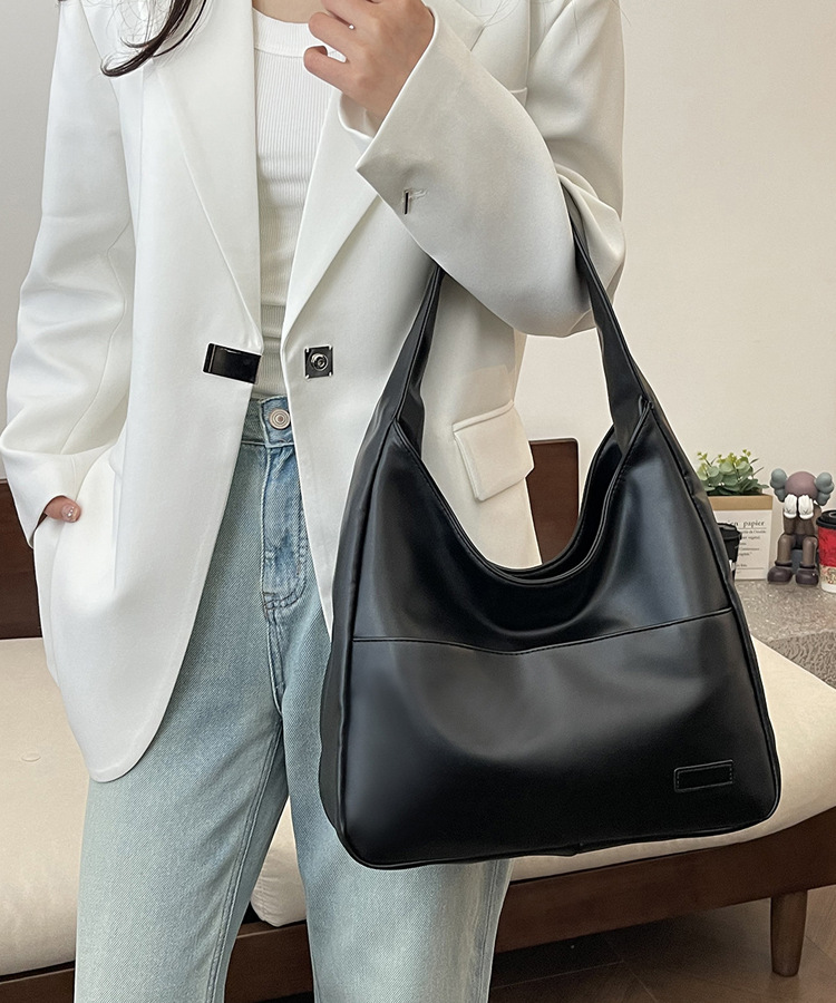 Retro Textured Shoulder Bag (Black)